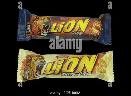 Pologne, Varsovie - 24 juin 2022 : barre de chocolat au lion sur fond noir. Bar à lion et délicieux chocolat blanc. Arrière-plan avec espace pour le texte Banque D'Images