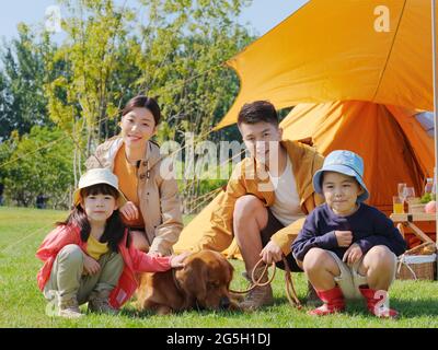 Bonne famille de quatre personnes et chien dans le parc photo de haute qualité Banque D'Images