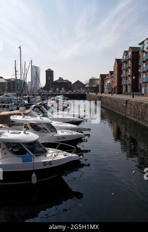 Les bateaux amarrés dans le port de plaisance de Swansea Wales UK Banque D'Images