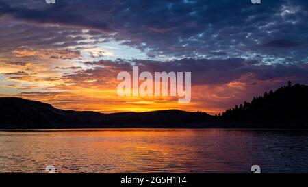 Lever de soleil de montagne coloré sur un lac calme Banque D'Images