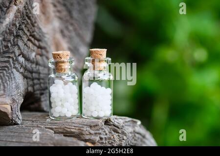 Deux flacons de globules d'homéopathie. Flacons de granules homéopathiques. Concept de médecine d'homéopathie. Banque D'Images