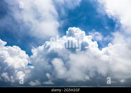 Lumière naturelle et nuages blancs flottant sur le ciel bleu. Vue panoramique aérienne nuages blancs sur le fond bleu du ciel. Banque D'Images