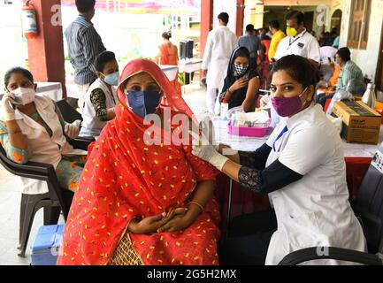 Un agent de santé administre une dose de Covishield (vaccin COVID-19) à une femme lors d'une campagne de vaccination spéciale dans un centre de vaccination de Beawar. Le premier cas de la variante Delta-plus du coronavirus dans le Rajasthan a été trouvé dans le Bikaner. L'échantillon d'une femme qui a été testée positive pour le coronavirus a été envoyé à l'Institut national de virologie de Pune le 30 mai pour le séquençage du génome et son rapport d'essai a eu lieu le 25 juin. Au total, 48 cas de Delta plus et quatre décès ont été signalés dans 10 États de l'Inde. (Photo de Sumit Saraswat/Pacific Press) Banque D'Images