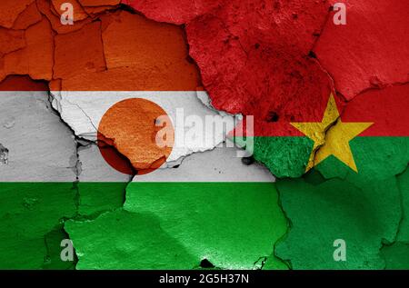 Drapeaux du Niger et du Burkina Faso peints sur un mur fissuré Banque D'Images