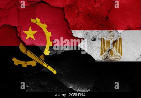 Drapeaux de l'Angola et de l'Égypte peints sur un mur fissuré Banque D'Images