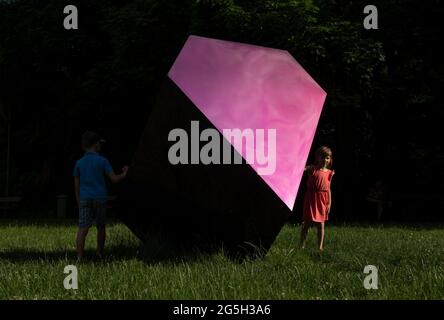 Varsovie, Varsovie, Pologne. 27 juin 2021. Les enfants jouent autour d'une sculpture intitulée Melancholia (mélancolie) de l'artiste polonais Maurycy Gomulicki qui est situé dans le parc Krolikarnia le 27 juin 2021 à Varsovie, Pologne. Crédit: Aleksander Kalka/ZUMA Wire/Alay Live News Banque D'Images