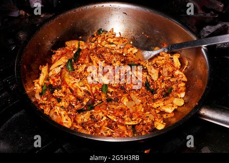 poulet épicé chili sec frite avec épices indiennes recette de style kerala Banque D'Images