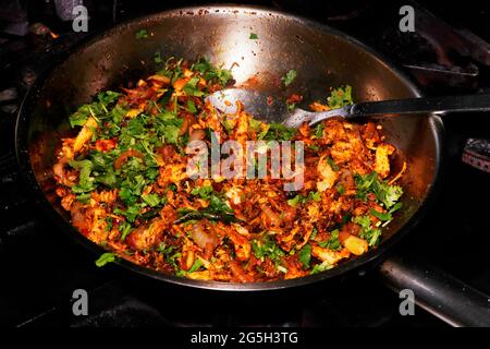 poulet chili sec frite aux épices indiennes, recette traditionnelle de style kerala Banque D'Images