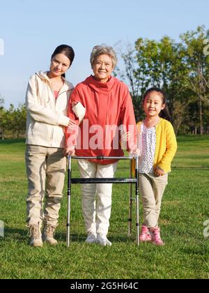 Les grands-parents et petits-enfants heureux prennent une photo de groupe dans le parc photo de haute qualité Banque D'Images