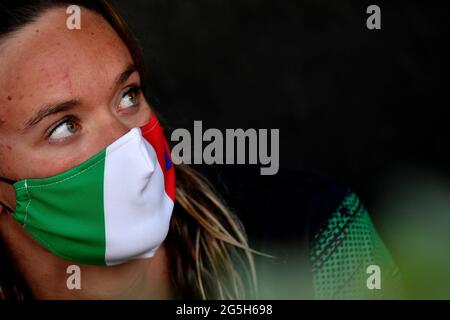 Rome, Italie. 27 juin 2021. Margherita Panziera d'Italie porte un masque avec le drapeau italien avant la cérémonie de remise des prix des femmes 200m BackStroke pendant le 58e Trophée Sette Colli International de natation au Foro Italico à Rome, le 27 juin 2021. Margherita Panziera est la première place. Credit: Insidefoto srl/Alamy Live News Banque D'Images