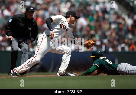 San Francisco, États-Unis. 27 juin 2021. Elvis Andrus d'Oakland Athletics (17) vole en toute sécurité la troisième base contre Wilmer Flores de San Francisco Giants (41) lors du premier repas au parc Oracle à San Francisco, en Californie, le dimanche 27 juin 2021. (Photo de Nhat V. Meyer/Bay Area News Group/TNS/Sipa USA) crédit: SIPA USA/Alay Live News Banque D'Images