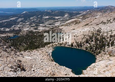 Dans la région sauvage de la Désolation protégée par le gouvernement fédéral, le lac Smith est niché en hauteur dans les montagnes accidentées de la Sierra Nevada en Californie du Nord. Banque D'Images