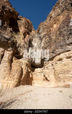 Regarder la chute sèche de Lower Burro Mesa Pouroff à Big Bend Banque D'Images