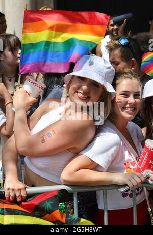 Manhattan, New York, États-Unis, le 27 juin 2021 - des milliers de personnes ont participé aujourd'hui à la gay Pride Parade 2021 à New York. Photo: Crédit PHOTO Luiz Rampelotto/EuropaNewswire OBLIGATOIRE. Banque D'Images