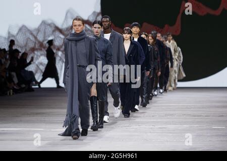 Les modèles marchent sur la piste pendant le spectacle BASSIKE Winter Collection 2021 pendant les collections de l'AAFW Resort 2022 à Carriageworks le 1er juin 2021 à Sydn Banque D'Images