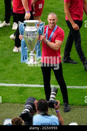 Harlequins Mike Brown célèbre avec le trophée après avoir remporté la première finale de rugby Gallagher, Exeter Chiefs -V- Harlequins, le samedi juin Banque D'Images