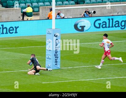 Le centre Exeter Chiefs Ollie Devoto traverse la défense Harlequins pour marquer la première finale de rugby Gallagher, Exeter Chiefs -V- Harle Banque D'Images