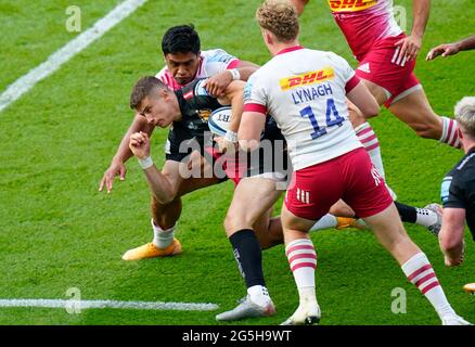 Harlequins Ben Tapuai s'attaque au centre des chefs Exeter Ollie Devoto lors de la première finale de rugby Gallagher, Exeter Chiefs -V- Harlequins, on Saturda Banque D'Images