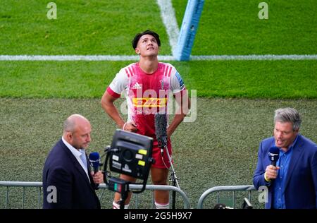 Harlequins Fly-Half Marcus Smith attend d'être interviewé après la Gallagher Premiership Rugby final, Exeter Chiefs -V- Harlequins, le samedi, juin Banque D'Images