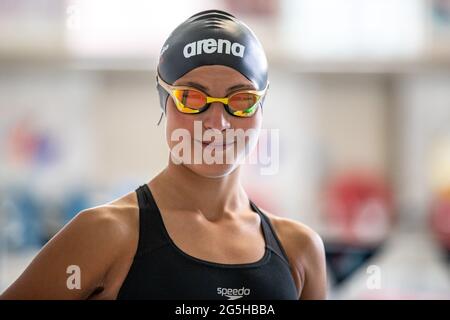 Berlin, Allemagne. 25 juin 2021. Dania Nour, nageur palestinien, se trouve au bord de la piscine. Pendant quelques jours, Nour se prépare pour son début olympique à la Wasserfreunde Spandau. Credit: Andreas Gora/dpa/Alay Live News Banque D'Images