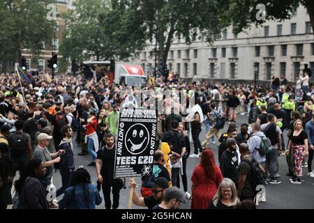 Londres, Royaume-Uni. 27 juin 2021. Des manifestants se rassemblent dans Downing Street pendant la manifestation.UN groupe de musiciens a organisé une manifestation “Save the Scene” pour sensibiliser et recueillir des fonds pour l'industrie musicale au Royaume-Uni, qui a été entravée par la restriction COVID-19. Les parties de course ont commencé du siège de la BBC à Downing Street. (Photo de Hesther ng/SOPA Images/Sipa USA) crédit: SIPA USA/Alay Live News Banque D'Images