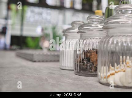 Éléments de mixologie, accessoires et ingrédients pour préparer des boissons. Mise au point sélective. Banque D'Images