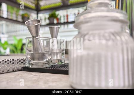 Éléments de mixologie, accessoires et ingrédients pour préparer des boissons. Mise au point sélective. Banque D'Images