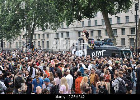 Londres, Royaume-Uni. 27 juin 2021. Des manifestants se rassemblent dans Downing Street pendant la manifestation.UN groupe de musiciens a organisé une manifestation “Save the Scene” pour sensibiliser et recueillir des fonds pour l'industrie musicale au Royaume-Uni, qui a été entravée par la restriction COVID-19. Les parties de course ont commencé du siège de la BBC à Downing Street. Crédit : SOPA Images Limited/Alamy Live News Banque D'Images