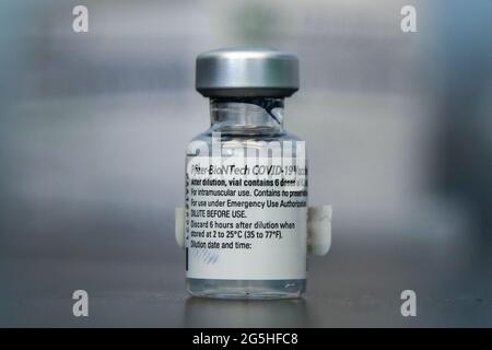 Londres, Royaume-Uni. 23 juin 2021. Un flacon de vaccin Covid-19 de Pfizer vu dans un centre de vaccination de Londres. Crédit : SOPA Images Limited/Alamy Live News Banque D'Images