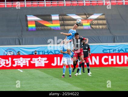 Harrison, NJ - 27 juin 2021: Alfredo Morales (7) de NYCFC contrôle le ballon pendant la saison régulière de match contre DC Unis à Red Bull Arena Banque D'Images