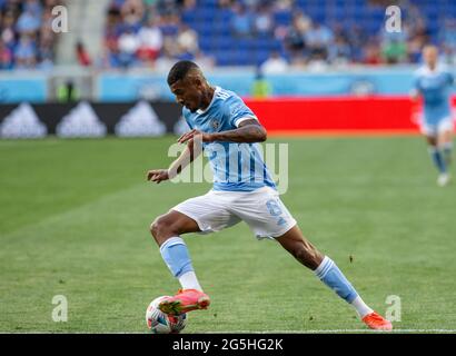 Harrison, NJ - 27 juin 2021: Andrade Thiago (8) de NYCFC contrôle le ballon pendant la saison régulière de match contre DC Unis à Red Bull Arena Banque D'Images