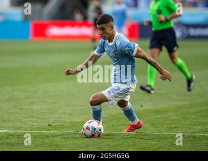 Harrison, NJ - 27 juin 2021: Santiago Rodriguez (42) de NYCFC contrôle le ballon pendant le match de la saison régulière contre DC United à Red Bull Arena Banque D'Images