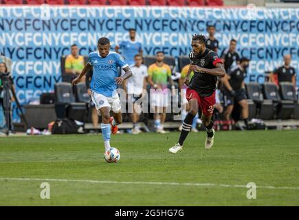 Harrison, NJ - 27 juin 2021: Andrade Thiago (8) de NYCFC contrôle le ballon pendant la saison régulière de match contre DC Unis à Red Bull Arena Banque D'Images