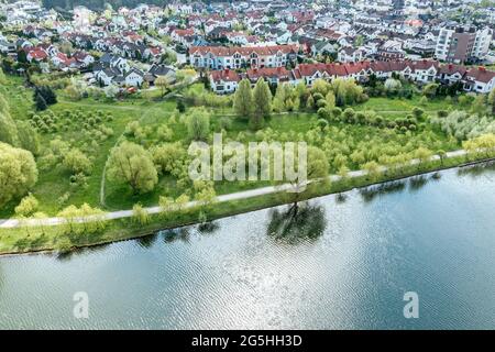 vue aérienne du paysage urbain d'été avec maisons résidentielles, parc vert et belle rivière Banque D'Images