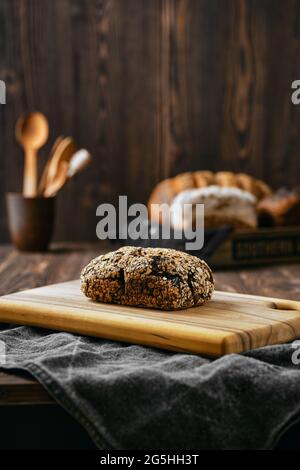 Pain de seigle artisanal aux abricots séchés, pruneaux et graines de tournesol Banque D'Images