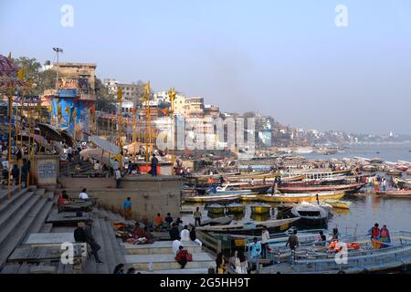 VARANASI, INDE, 05 février 2021, vue du matin sur les ghats saints de Varanasi le long du fleuve Ganges avec des bateaux, Inde Banque D'Images