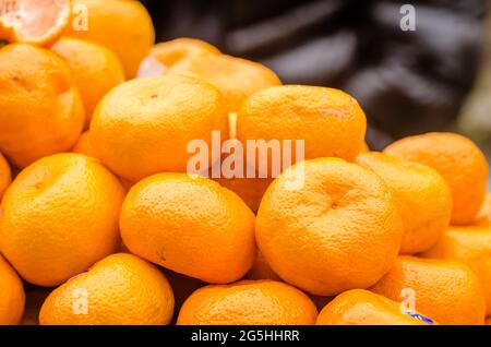 Mandarines mûres en vente Banque D'Images