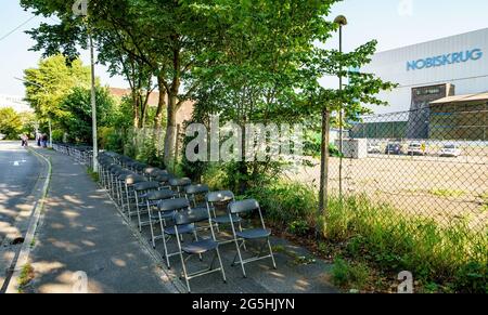 Rendsburg, Allemagne. 28 juin 2021. Les syndicalistes d'IG Metall ont installé 155 chaises devant l'entrée du chantier naval de Nobiskrug. Avec le texte « No More chair! Le travail et l'avenir pour Nobiskrug!' L'IG Metall souligne le licenciement de 155 employés. Il s'agit maintenant de la préservation des 300 emplois restants, a déclaré le directeur général d'IG Metall Rendsburg. Credit: Axel Heimken/dpa/Alay Live News Banque D'Images