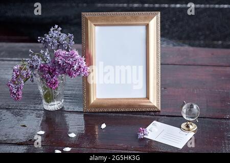 Cadre élégant, fleurs lilas, globe et carte cadeau. Intérieur moderne, concept minimaliste. Copier l'espace. Modèle tendance. Traitement des tendances Banque D'Images