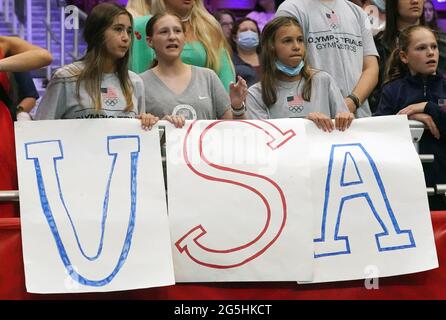 St. Louis, États-Unis. 28 juin 2021. Les jeunes fans ont des signes qui sonnent aux Etats-Unis alors qu'ils regardent les échauffements avant le deuxième jour des épreuves de gymnastique olympique des femmes aux Etats-Unis au Dome au America's Center à St. Louis le 27 juin 2021. Photo par Bill Greenblatt/UPI crédit: UPI/Alay Live News Banque D'Images