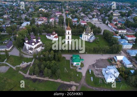 Vue sur la place de la cathédrale le matin d'août (tiré d'un quadricoptère). Kargopol, Russie Banque D'Images