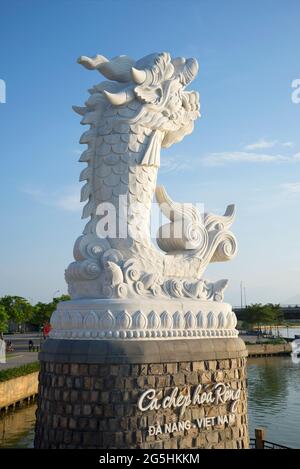 DA NANG, VIETNAM - 06 JANVIER 2016 : gros plan de la sculpture du Dragon de rivière Banque D'Images