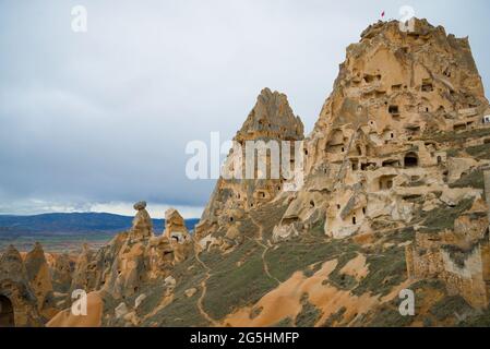 Janvier nuageux jour à la grotte ville fortifiée d'Uchisar. Cappadoce, Turquie Banque D'Images