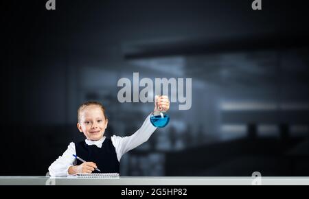 Petite fille scientist examining test tube Banque D'Images