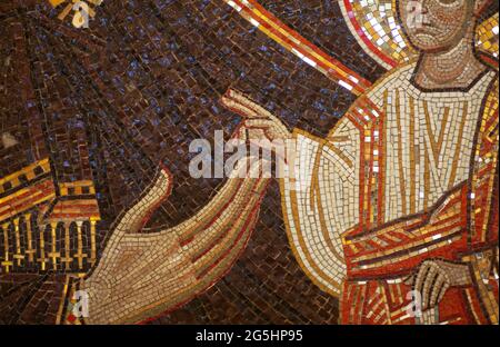 Icône grecque orthodoxe chrétienne avec des saints sous forme de mosaïques en céramique sur la façade de l'église orthodoxe. Décor et fresque chrétiens traditionnels grecs. Photo de haute qualité Banque D'Images