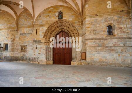 Vue sur l'arcade voûtée abritant la porte est de la Catedral de Santiago dans la vieille ville (Casco Viejo) Bilbao, Biscay, pays Basque, Euskadi Banque D'Images