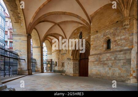 Vue sur l'arcade voûtée abritant la porte est de la Catedral de Santiago dans la vieille ville (Casco Viejo) Bilbao, Biscay, pays Basque, Euskadi Banque D'Images