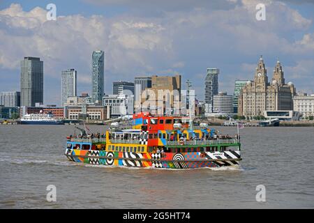 Mersey Ferry SNOWDROP à Dazzle, à l'approche du terminal WOODSIDE et des célèbres Three Graces au bord de l'eau de Liverpool, à River Mersey, en Angleterre Banque D'Images