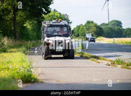 Beckum, Allemagne. 28 juin 2021. Lors de la présentation du projet par Straßen NRW pour enregistrer et évaluer le réseau de pistes de cycle, un buggy spécial équipé de caméras et de lumières laser conduit le long d'une piste de cycle. A partir de la fin juin, le véhicule à quatre voies sera en mouvement sur les pistes cyclables le long des routes fédérales et rurales de Münsterland, et plus tard, le buggy sera également vu dans d'autres parties de l'État. Un résultat devrait être disponible en 2022. Credit: Guido Kirchner/dpa/Alay Live News Banque D'Images