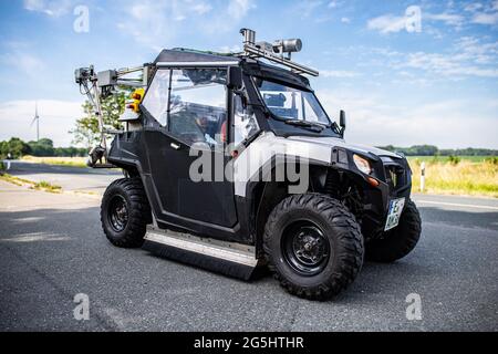 Beckum, Allemagne. 28 juin 2021. Lors de la présentation du projet par Straßen NRW pour enregistrer et évaluer le réseau de pistes de cycle, un buggy spécial équipé de caméras et de lumières laser conduit le long d'une piste de cycle. A partir de la fin juin, le véhicule à quatre voies sera en mouvement sur les pistes cyclables le long des routes fédérales et rurales de Münsterland, et plus tard, le buggy sera également vu dans d'autres parties de l'État. Un résultat devrait être disponible en 2022. Credit: Guido Kirchner/dpa/Alay Live News Banque D'Images